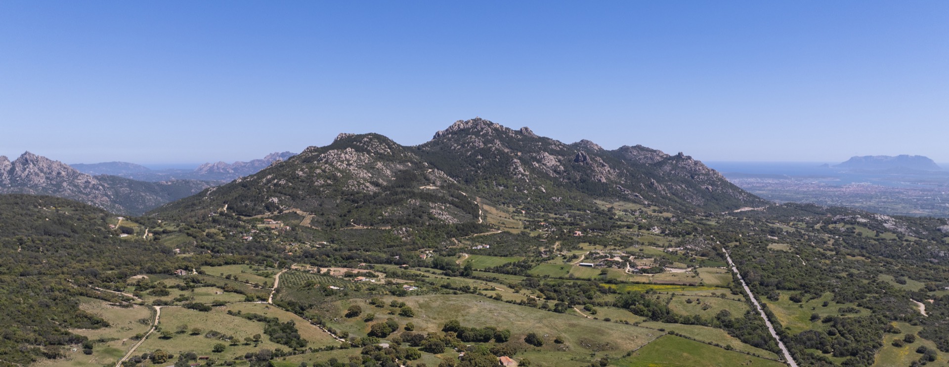 Panorama orizzontale della Gallura da Monte Pino